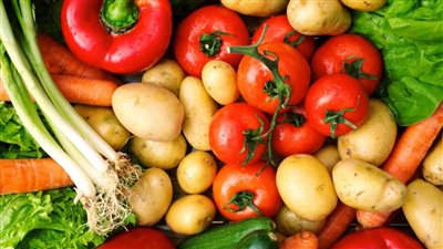 الطماطم بـ5 جنيهات والجوافة بـ 8.. استقرار أسعار الخضروات والفاكهة اليوم بالأسواق