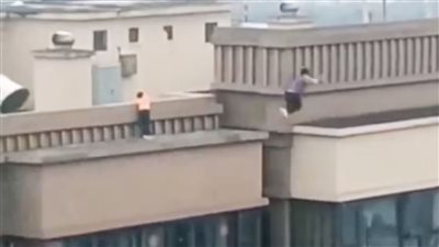 على غرار أفلام الأكشن.. طفلان يقفزان من أعلى مبنى مكون من 22 طابقًا 