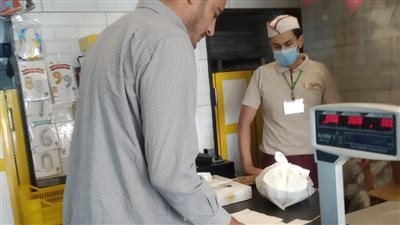 ضبط 29 مطعما وكافيتريا مخالفة ودون ترخيص بالإسكندرية │ صور