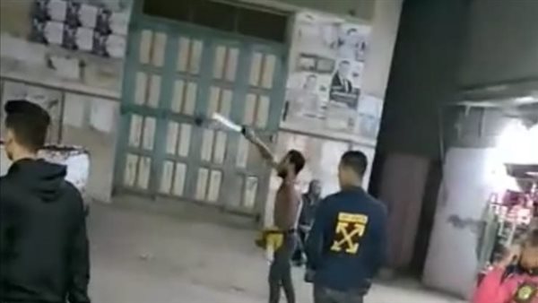 بلطجي يشهر سيف ويروع