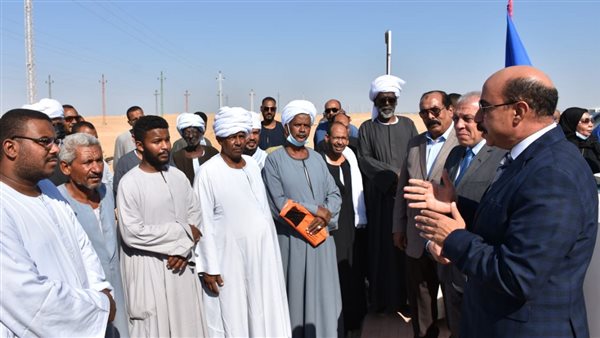 محافظ أسوان مع اهالي