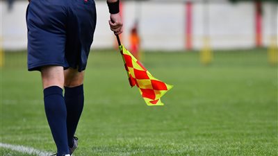 تعرف على سبب اختيار حكم مساعد احتياطي في قمة الأهلي والزمالك 