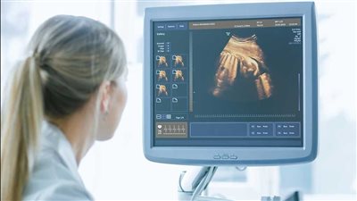 تماشيًا مع حملة 100 مليون صحة.. أستاذ بالبحوث الطبية يكشف مميزات الموجات الصوتية في فحص الثدي