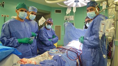 الفريق الطبي بأسوان الجامعي يجري عملية قلب مفتوح واستبدال صمام أورطي