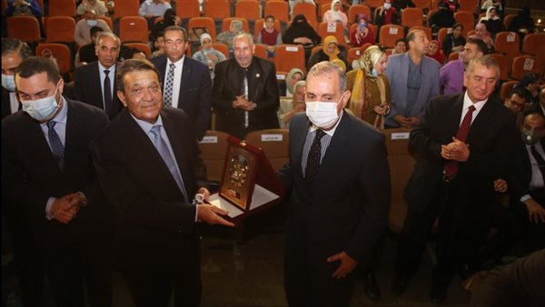 محافظ كفر الشيخ يكرم