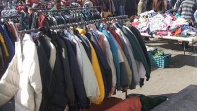 بلاك فراي داي الغلابة.. البدلة بـ 20 جنيه والقميص بـ 5 جنيه في سوق الجمعة 