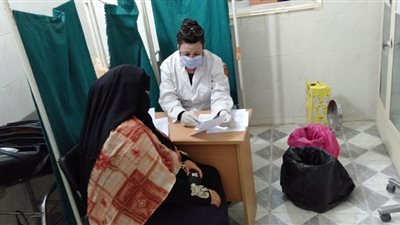الكشف على 1240 مواطنا خلال قافلة طبية مجانية بالقراقرة في سوهاج | صور 