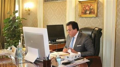 وزير التعليم العالي يستعرض تقريرًا حول المشروعات البحثية في مجال الطاقة والمياه والبيئة