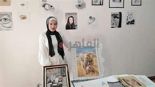 منة وعدد من لوحاتها