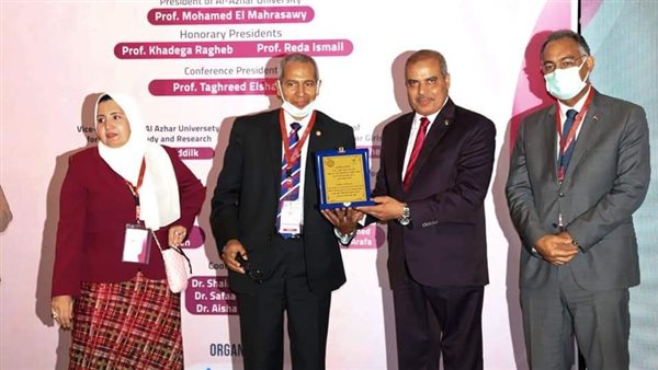 المحرصاوي يكرم أعلام