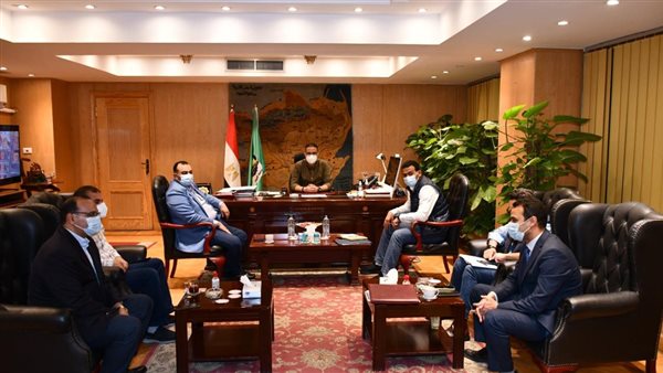 محافظ الفيوم يُناقش