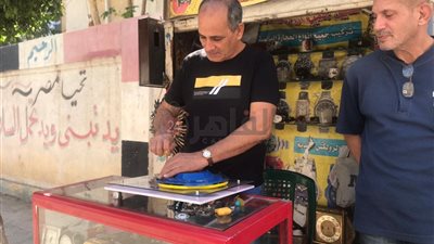 خبرة 40 عامًا.. أقدم ساعاتي بالدقهلية: مفيش حد يستغني عن الساعة 