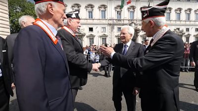 رئيس إيطاليا يستهل زيارته للجزائر بوضع باقة زهور على النصب التذكاري للشهداء│ فيديو