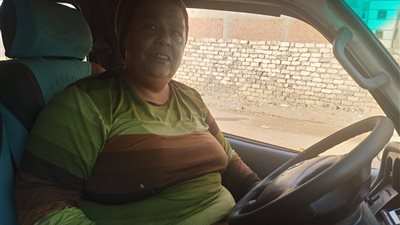  ماليش مأوى ولا أهل.. سائقة ميكروباص بالقليوبية تروي مأساتها وتستغيث بالسيسي 