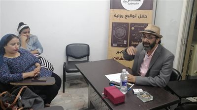 أشرف عبدالشافي يوقع كتابه توأم الشعلة في دار حابي