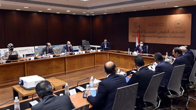 رئيس الوزراء يستعرض مقترحًا لأحد المشروعات الاستثمارية الكبرى بمدينة العلمين الجديدة