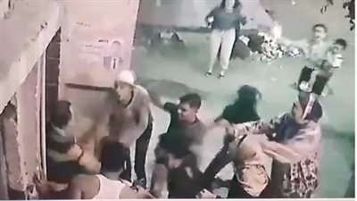 لحظة التعدي على صاحب محل بالإسكندرية من قبل 15 شخصا | فيديو