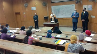 رئيس جامعة بنها يتفقد هندسة شبرا ويطمئن على تطبيق الإجراءات الاحترازية داخل القاعات الدراسية