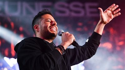 رد فعل حماقي بعد إلقاء أحد المعجبين الهاتف عليه في حفل السعودية | فيديو 