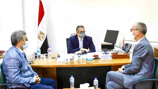 وزير السياحة مع مدير