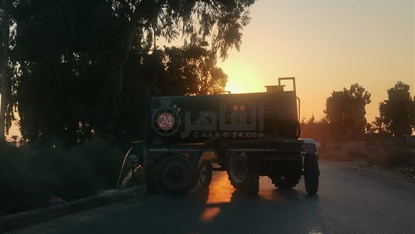 جرار صرف يلقي مخلفاته