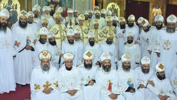 رسامة كهنة داخل الكنيسة