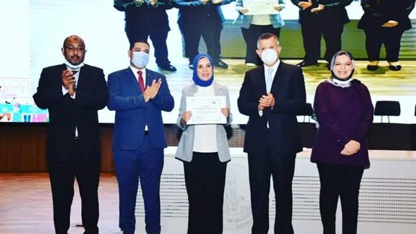 تكريم لبنى صالح الحاصلة