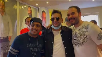 بـ تي شيرت عليه صورته.. عزوز عادل يشكر داعميه لنجاحه في الانتخابات النصفية لنقابة الممثلين | فيديو