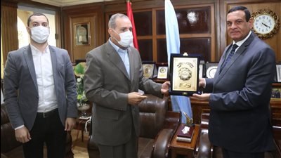 محافظا كفر الشيخ والبحيرة يناقشان تنفيذ عدد من المشروعات المشتركة | صور