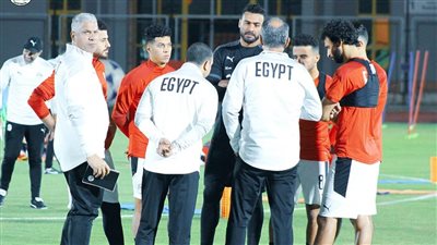 تدريب تنشيطي لمنتخب مصر قبل مواجهة الجزائر.. واجتماع لكيروش مع اللاعبين
