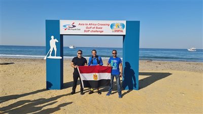 التجديف على الألواح وقوفا.. نجاح أول تجربة عبور خليج السويس من آسيا إلى إفريقيا
