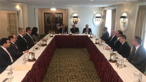 سامح شكري يلتقي اعضاء