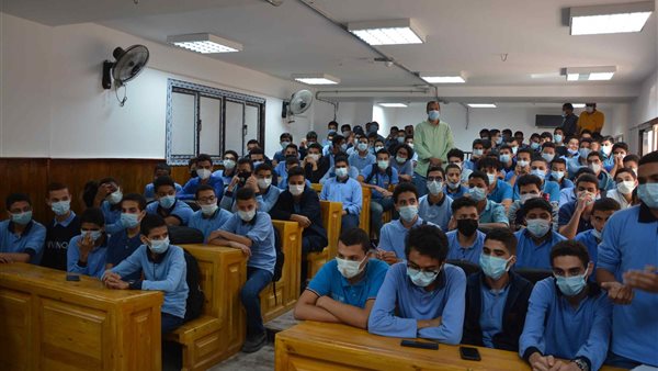 الطلاب داخل مدارس