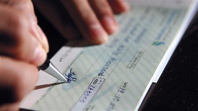 استولوا على مليون جنيه وإيصالات أمانة.. القبض على المتهمين بالنصب على مواطن خليجي بالشيخ زايد