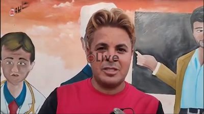 يُبدع في الرسم على الجدران بالمنوفية.. عبد العزيز: هدفي أجمل قريتي باللوحات الفنية