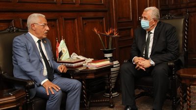 القصير والأمين العام لجائزة الابتكار الزراعي يبحثان سبل التعاون للنهوض بصناعة التمور