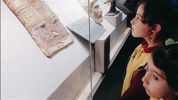 الأطفال داخل متحف