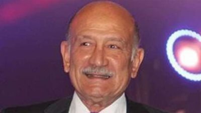 أحمد خليل تكفل بطالب يتيم حلمه دخول كلية الطب | صورة