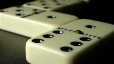 بسبب لعبة الدومينو.. شاب يلقى مصرعه على يد آخر في أحد المقاهي ببنها