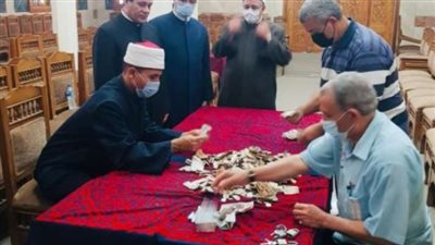 تنفيذًا لقرار الوزير.. الأوقاف تتسلم صناديق التبرعات من مسجد عمر مكرم 