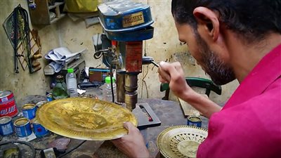 مهنة الجدود المهددة بالاندثار.. القاهرة 24 يعايش أقدم صنايعي منشار نحاس في الجمالية | فيديو