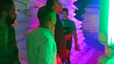 ضبط شاحنة دقيق تفرغ حمولاتها بمخزن غير مرخص بحدائق الأهرام