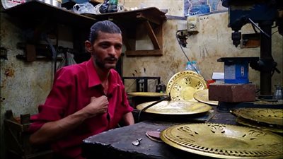 محمد صنايعي منشار نحاس: ربنا مسبب رزق الصنعة عشان أكل منها عيش