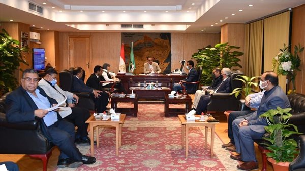 محافظ الفيوم يجتمع