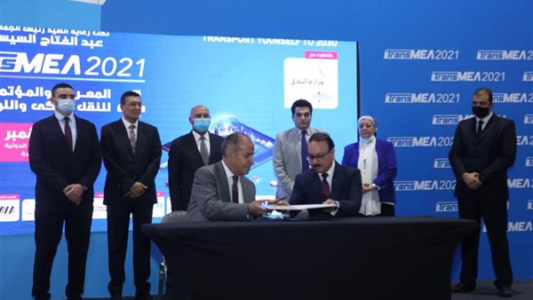 جانب من التوقيع