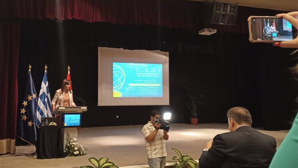 وزيرة الهجرة بمكتبة