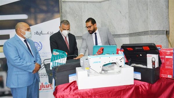 محافظ سوهاج يوزع