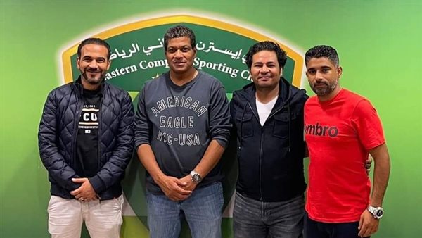 علاء عبد العال يوقع