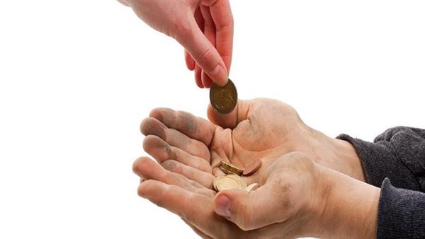 دفع الزكاة_ أرشيفية