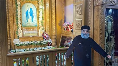 مسلم يهدي مسيحيًا مجسمًا لوالده القمص بعد وفاته ببورسعيد